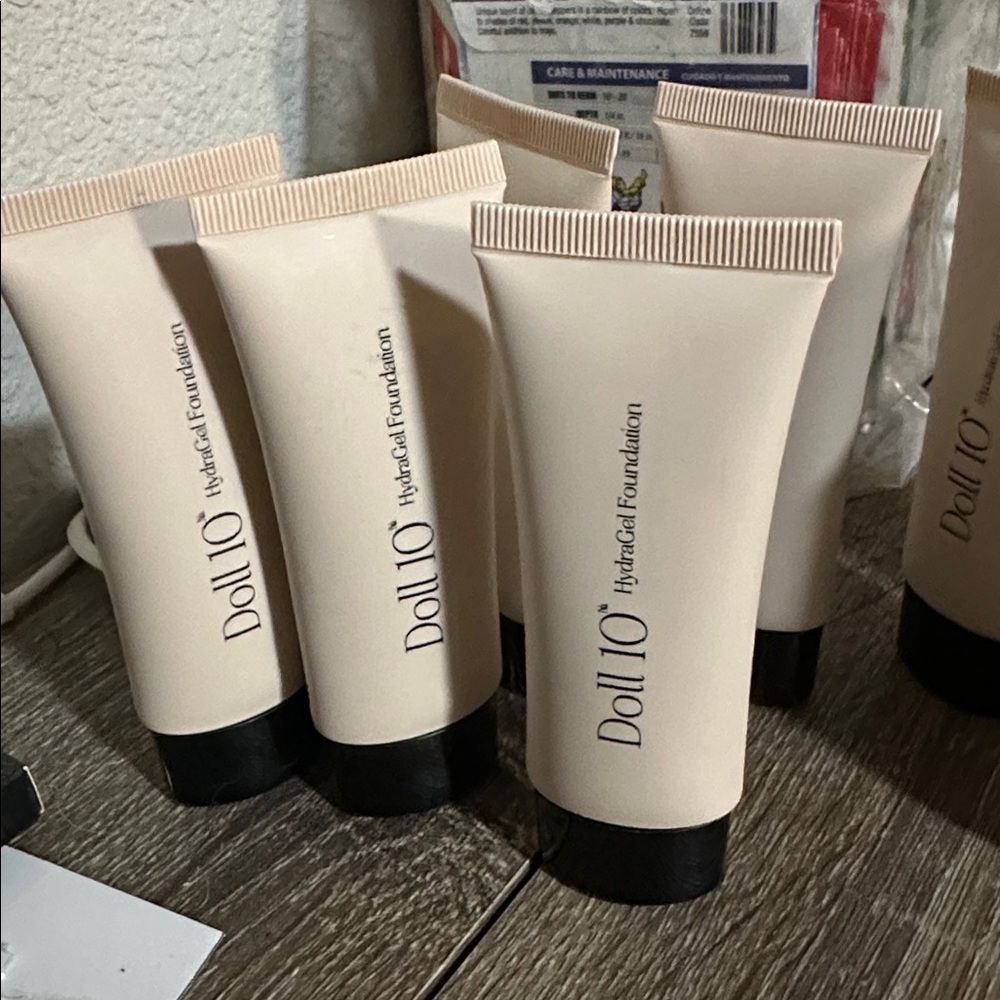 5 pieces - Doll 10 HydraLux Foundation in Deep - 30ml tubes - Sealed